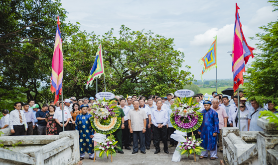 Lễ dâng hoa tại Lăng anh hùng Mai Xuân Thưởng