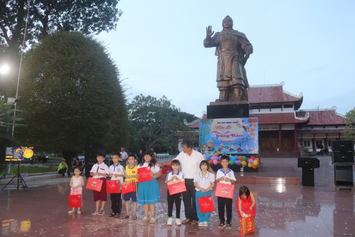 Lãnh đạo Bảo tàng Quang Trung tặng quà cho các cháu