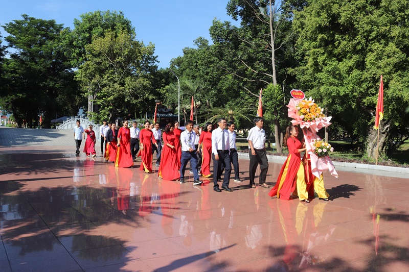 Dâng hoa, dâng hương kỷ niệm 273 năm sinh Hoàng đế Quang Trung (1753 - 2026)
